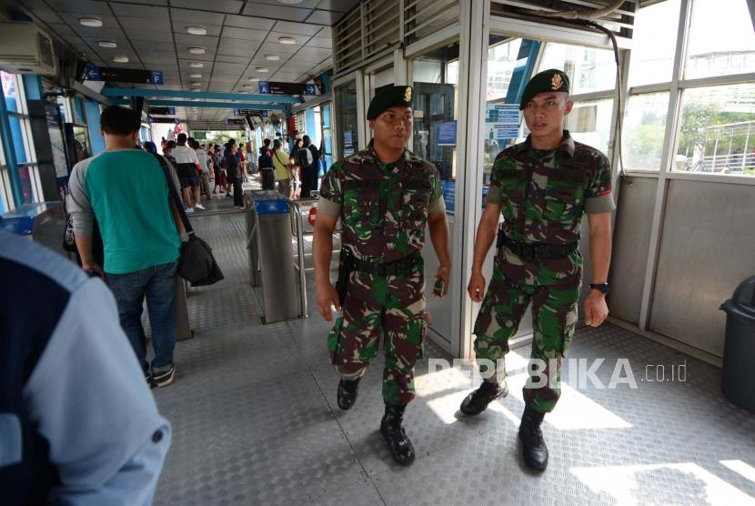 Anggota TNI melakukan pengamanan jelang pelantikan Presiden di Halte Dukuh Atas, Jakarta, Ahad (20/10/2019).
