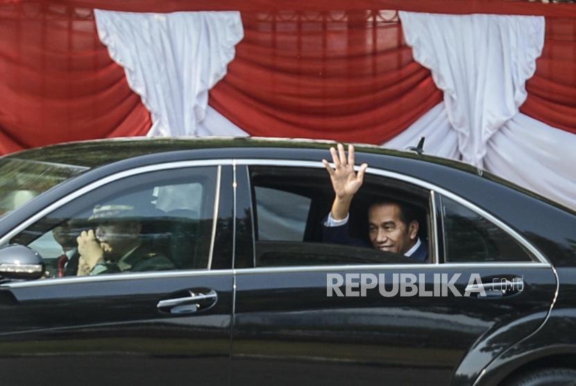Presiden Terpilih Periode 2019-2024 Joko Widodo menyapa relawan saat akan menuju ke tempat pelantikan di Jakarta, Ahad (20/10).
