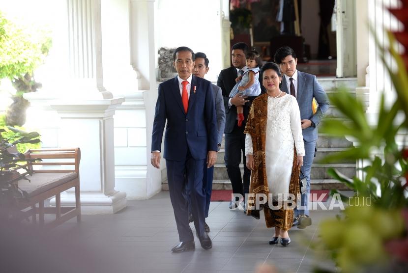 Berangkat Menuju Senayan. Presiden Joko Widodo bersama keluarga bersiap menuju Gedung MPR di Istana Merdeka, Jakarta, Senin (20/10/2019).