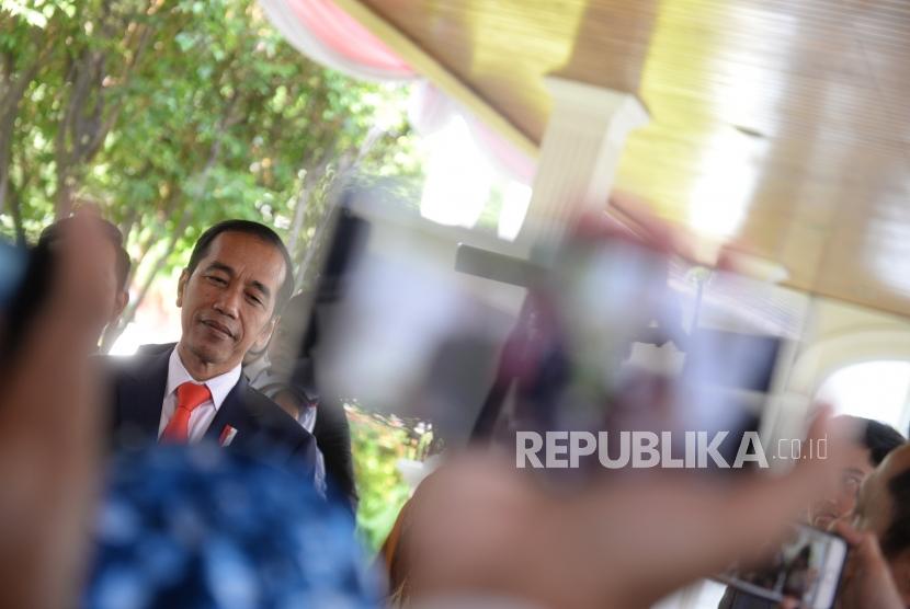Berangkat Menuju Senayan. Presiden Joko Widodo menjawab pertanyaan wartawan sebe lum menuju Gedung MPR di Istana Merdeka, Jakarta, Senin (20/10/2019).