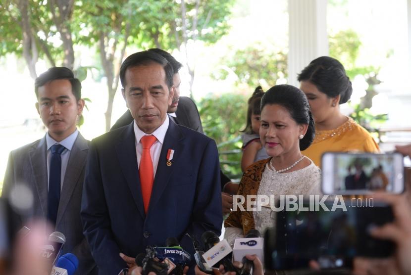 Berangkat Menuju Senayan. Presiden Joko Widodo menjawab pertanyaan wartawan sebe lum menuju Gedung MPR di Istana Merdeka, Jakarta, Senin (20/10/2019).