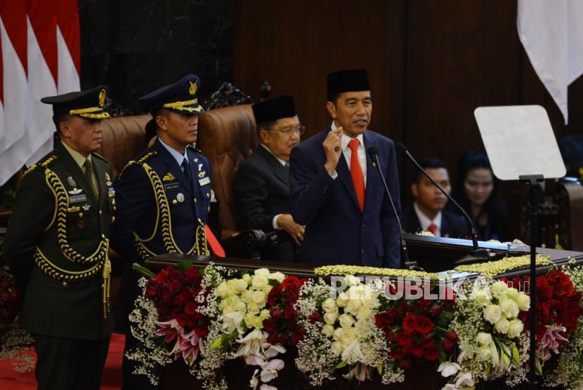 Presiden Joko Widodo menyampaikan pidato awal masa jabatan saat acara pelantikan Presiden dan Wakil Presiden periode 2019-2024 di Gedung Nusantara, kompleks Parlemen, Senayan, Jakarta, Ahad (20/10).