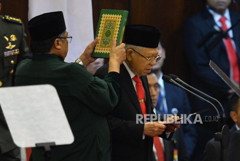 Wakil Pesiden Ma'ruf Amin mengucapkan sumpah jabatan saat dilantik menjadi wakil presiden periode 2019-2024 di Gedung Nusantara, kompleks Parlemen, Senayan, Jakarta, Ahad (20/10).