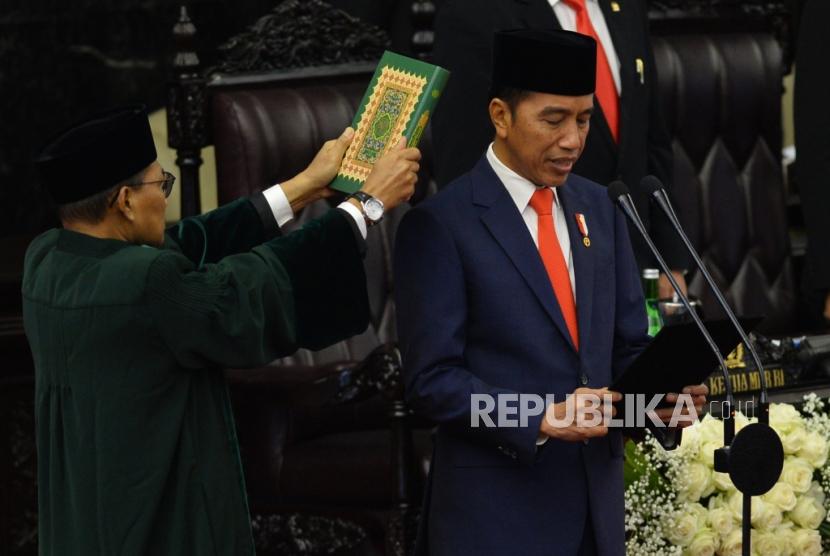 Presiden Joko Widodo mengucapkan sumpah jabatan saat dilantik menjadi presiden periode 2019-2024 di Gedung Nusantara, kompleks Parlemen, Senayan, Jakarta, Ahad (20/10).