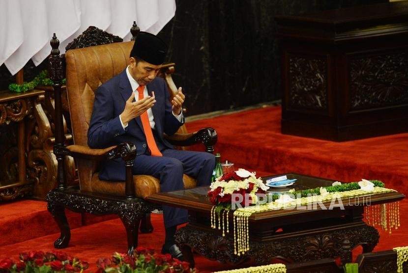 Presiden Joko Widodo berdoa seusai acara pelantikan Presiden dan Wakil Presiden periode 2019-2024 di Gedung Nusantara, kompleks Parlemen, Senayan, Jakarta, Ahad (20/10).