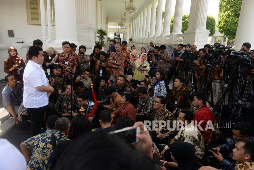 Bertemu Presiden Joko Widodo. CEO Mahaka Grup Erick Thohir menjawab pertanyaan wartawan usai usai bertemu dengan Presiden Joko Widodo di Istana Kepresidenan, Jakarta, Senin (21/10).