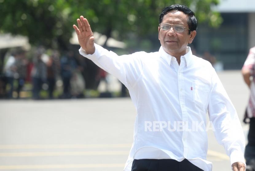 Mahfud MD  ke Istana. Pakar Hukum Mahfid MD usai bertemu dengan Presiden Joko Widodo di Istana Kepresidenan, Jakarta, Senin (21/10).