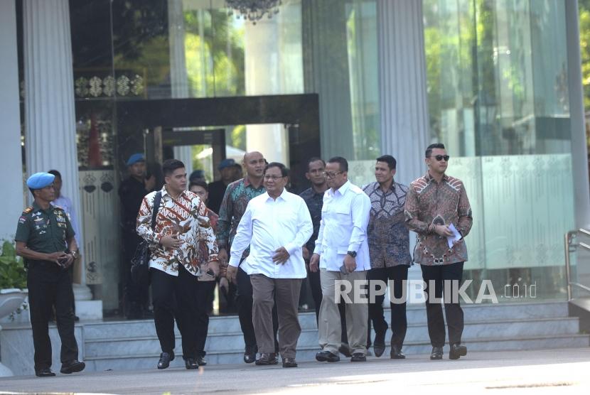 Bertemu Presiden Jokowi. Ketum Gerindra Prabowo Subianto (kiri) bersama Waketum Gerindra Edhy Prabowo tiba di Istana Kepresidenan untuk bertemu Presiden Joko Widodo, Jakarta, Senin (21/10).