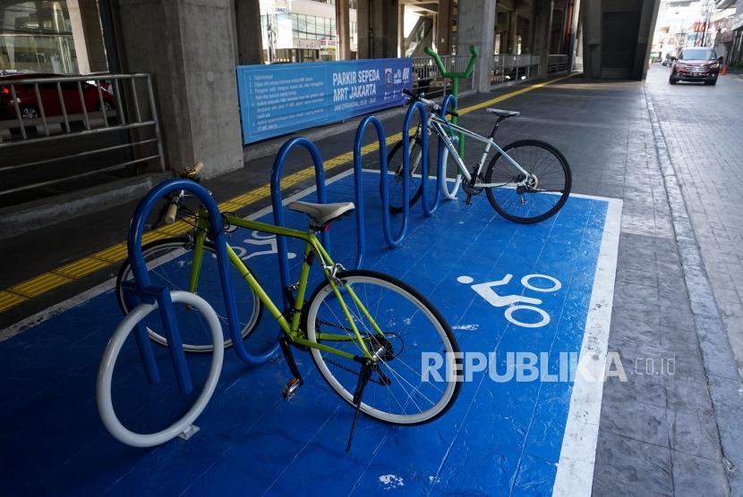 Sejumlah sepeda yang terparkir di parkir sepeda Stasiun MRT Cipete Raya, Jakarta, Senin (21/10).
