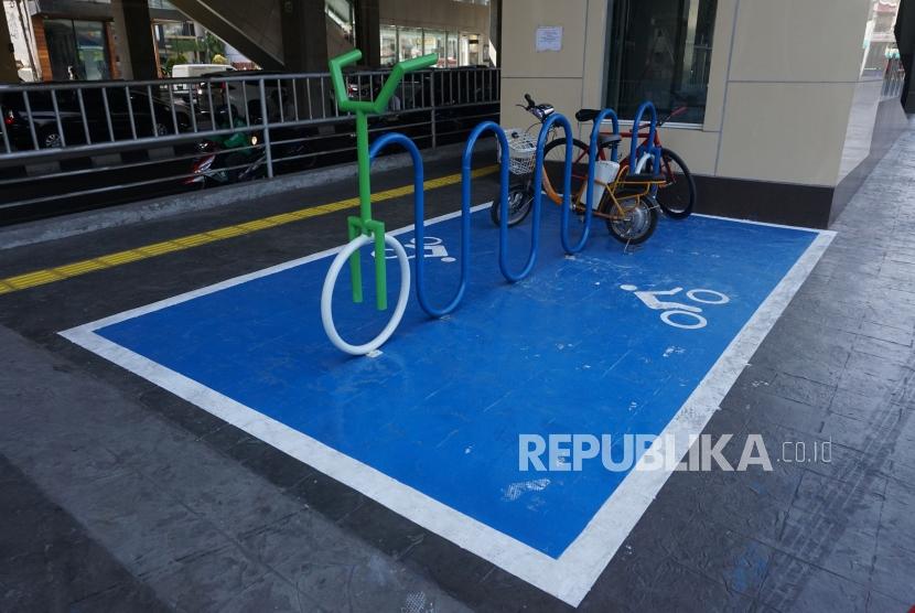 Sejumlah sepeda yang terparkir di Parkir Sepeda Stasiun MRT Cipete Raya, Jakarta, Senin (21/10).