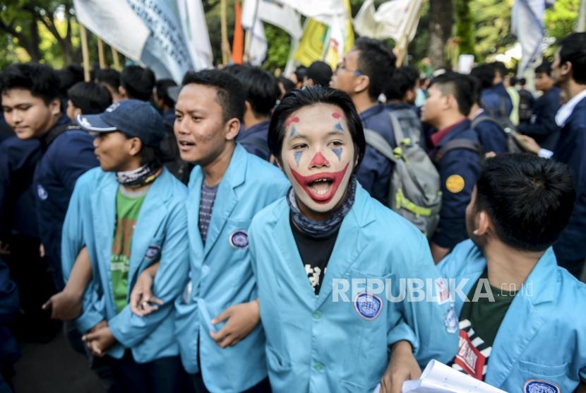 Mahasiswa yang tergabung dalam aliansi Badan Eksekutif Mahasiswa  Seluruh Indonesia (BEM SI) saat menggelar aksi di kawasan Patung Kuda, Jakarta, Senin, (21/10).