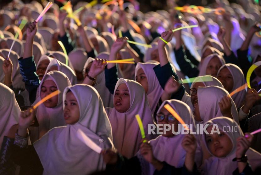 Sejumlah santri mengikuti acara malam puncak peringatan hari santri 2019 Santrivesary di Lapangan Banteng, Jakarta, Senin (21/10).