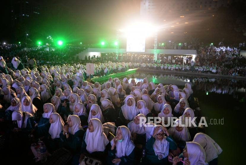 Sejumlah santri mengikuti acara malam puncak peringatan hari santri 2019 Santrivesary di Lapangan Banteng, Jakarta, Senin (21/10).
