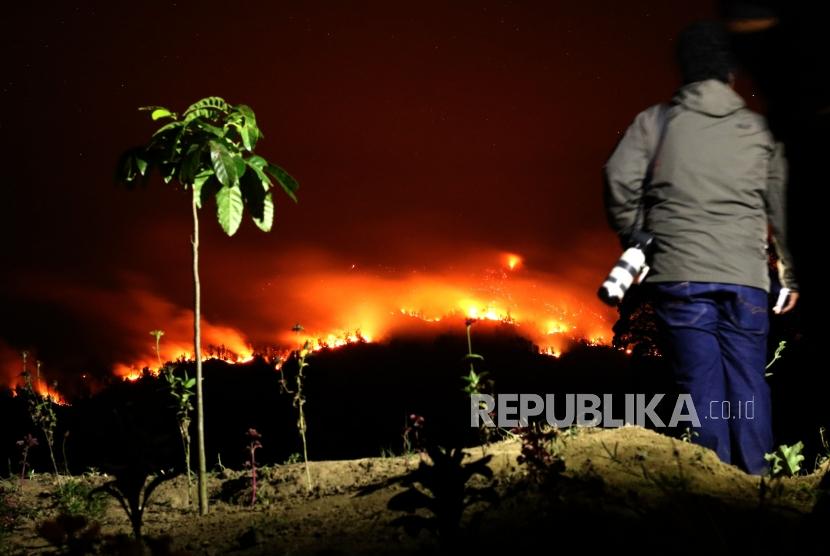 Kebakaran hutan Gunung Merapi Ungup-ungup terlihat dari Gantasan, Taman Sari, Banyuwangi, Jawa Timur, Senin (21/10/2019).