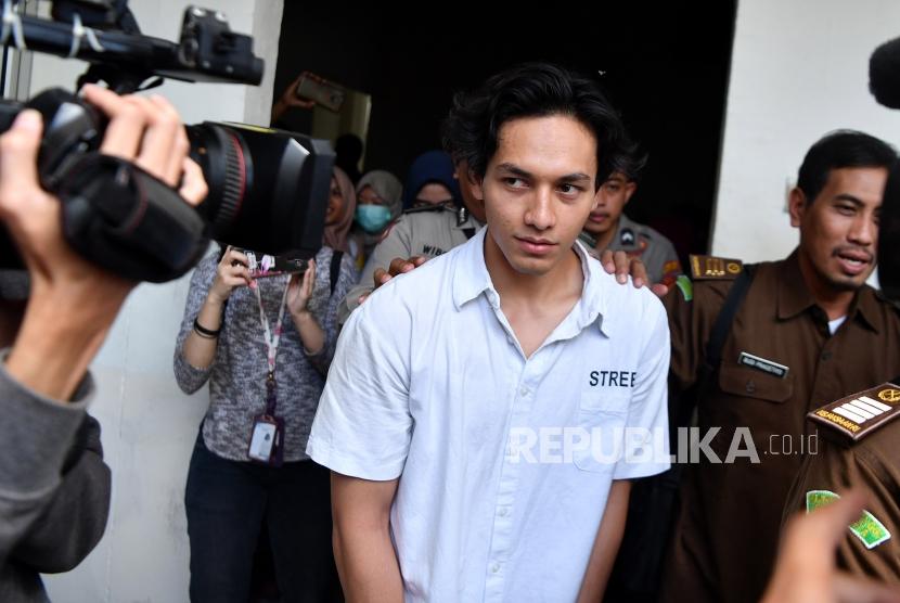 Aktor yang juga terdakwa kasus penyalahgunaan narkoba Jefri Nichol tiba untuk menjalani sidang tuntutan di Pengadilan Negeri Jakarta Selatan, Senin (21/10/2019).