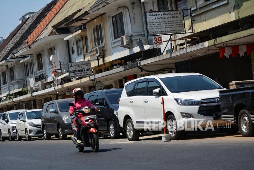 Polisi Parkir di Trotoar Cikini akan Ditindak Tegas. Sejumlah kendaraan terparkir di pinggir trotoar sepanjang Jalan Cikini Raya, Jakarta Pusat.