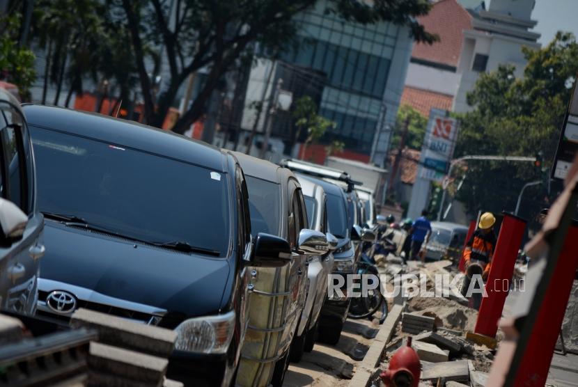 Sejumlah kendaraan terparkir di pinggir trotoar sepanjang Jalan Cikini Raya, Jakarta Pusat, Selasa (22/10/2019).