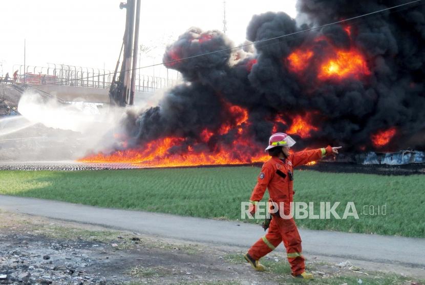 Kebakaran pipa Pertamina dilokasi proyek pembangunan Kereta Cepat Indonesia-Cina (KCIC), di Kampung Mancong, Kelurahan Melong, Kecamatan Cimahi Selatan, Kota Cimahi, Selasa (22/10).
