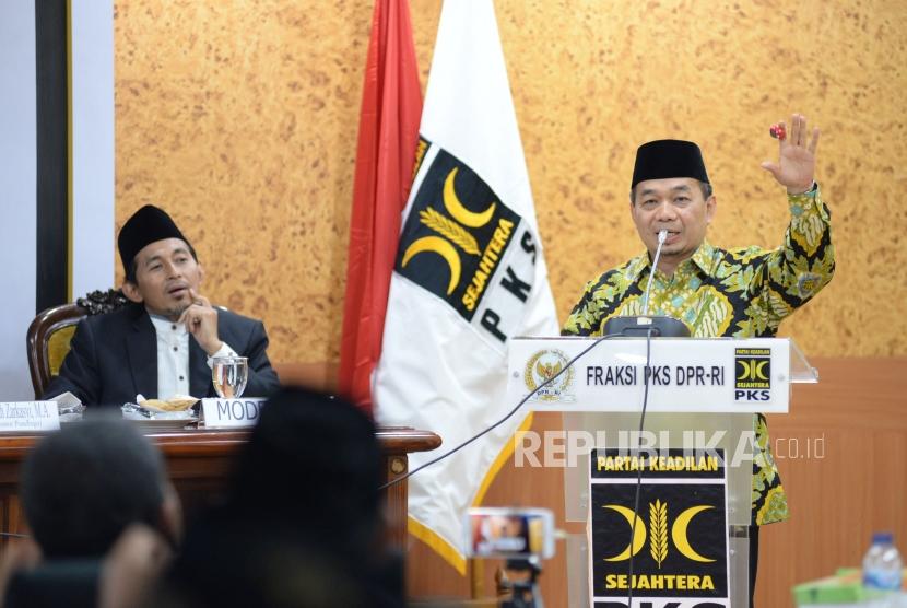 Ketua Fraksi PKS DPR RI Jazuli Juwaini memeberikan sambutan pada acara Focus Group Discussion (FDG) dalam rangka memperingati hari santri nasional di ruang rapat fraksi PKS, Kompleks Parlemen, Senayan, Jakarta, Selasa (22/10).