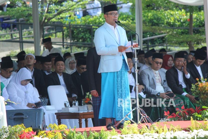 Gubernur Jawa Barat Ridwan Kamil menyampaikan sambutan saat upacara Peringatan Hari Santri Tingkat Provinsi Jabar, di Lapangan Gasibu, Kota Bandung, Senin (22/10).