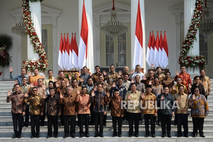 Pengenalan Kabinet Indonesia Maju. Presiden Joko Widodo bersama Wapres Maruf Amin saat mengenalan jajaran Kabinet Indonesia Maju di Istana Merdeka, Jakarta, Rabu (23/10).