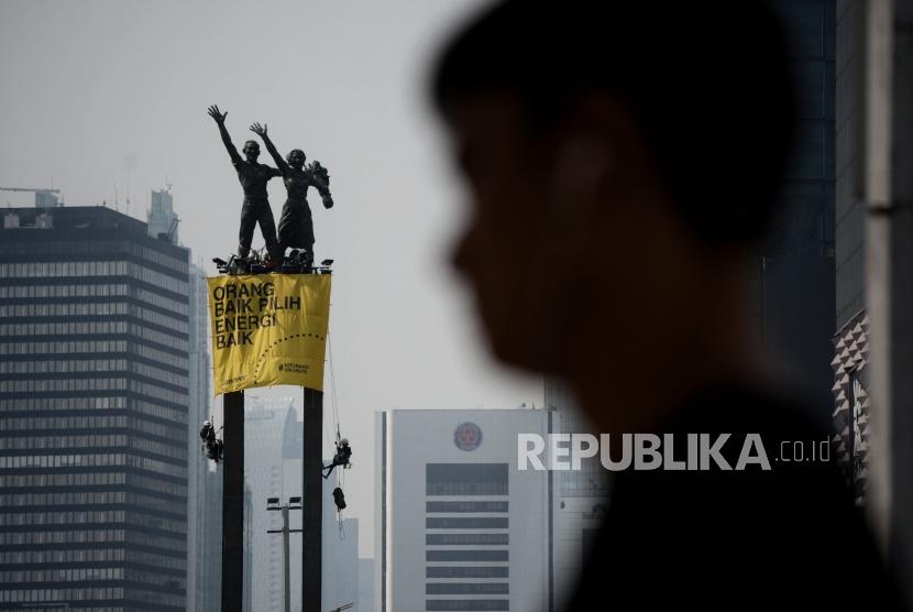 Organisasi Lingkungan Greenpeace membentangkan spanduk kampanye energi di Patung Selamat Datang, Bundaran HI, Jakarta, Rabu (23/10/2019).