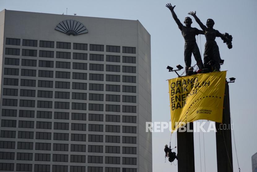 Organisasi Lingkungan Greenpeace membentangkan spanduk kampanye energi di Patung Selamat Datang, Bundaran HI, Jakarta, Rabu (23/10/2019).
