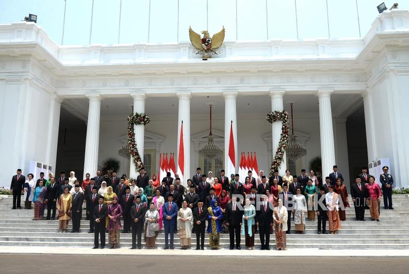 Pengenalan Kabinet Indonesia Maju. Presiden Joko Widodo bersama Wapres Maruf Amin, dan  jajaran Kabinet Indonesia Maju berfoto usai pelantikan di Istana Merdeka, Jakarta, Rabu (23/10).