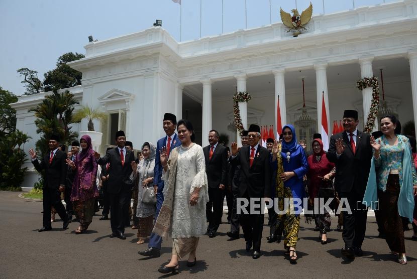 Pengenalan Kabinet Indonesia Maju. Presiden Joko Widodo bersama Wapres Maruf Amin, dan jajaran Kabinet Indonesia Maju berjalan bersama usai pelantikan di Istana Merdeka, Jakarta, Rabu (23/10).