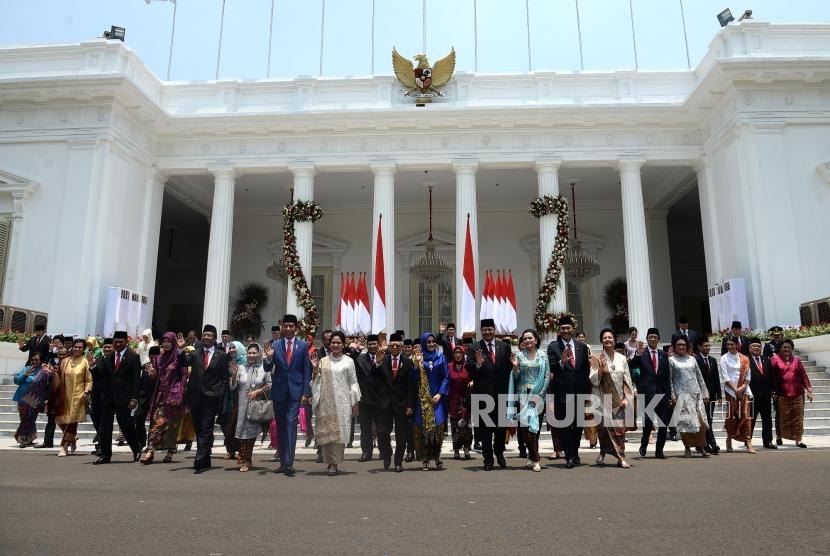 Pengenalan Kabinet Indonesia Maju. Presiden Joko Widodo bersama Wapres Maruf Amin, dan jajaran Kabinet Indonesia Maju berjalan bersama usai pelantikan di Istana Merdeka, Jakarta, Rabu (23/10).