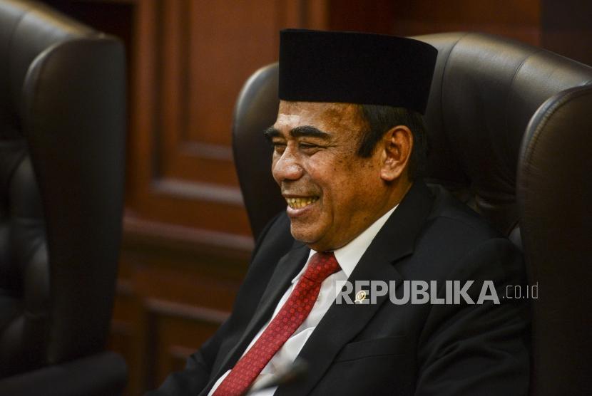 Menteri Agama Fachrul Razi memberikan sambutan saat serah terima jabatan (Sertijab) di Kantor Kementerian Agama, Jakarta, Rabu (23/10).