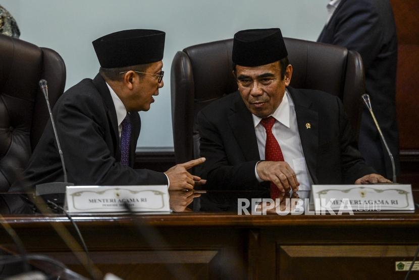 Mantan Menteri Agama Lukman Hakim Saifuddin (kiri) bersama Menteri Agama Fachrul Razi (kanan) berbincang saat serah terima jabatan (Sertijab) di Kantor Kementerian Agama, Jakarta, Rabu (23/10).