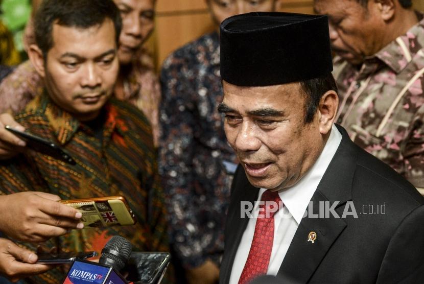 Menteri Agama Fachrul Razi menjawab pertanyaan wartawan usai serah terima jabatan (Sertijab) di Kantor Kementerian Agama, Jakarta, Rabu (23/10).