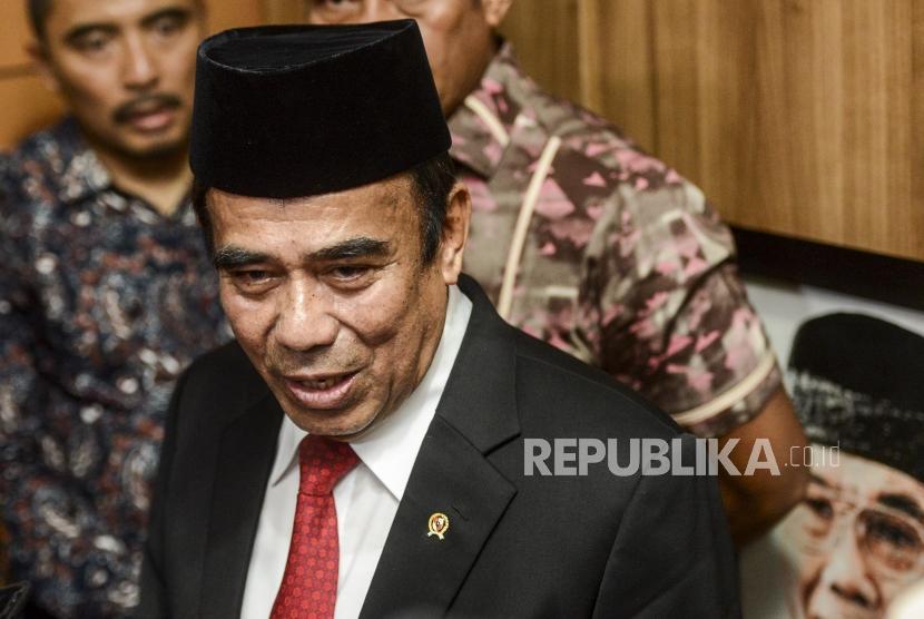 Menteri Agama Fachrul Razi menjawab pertanyaan wartawan usai serah terima jabatan (Sertijab) di Kantor Kementerian Agama, Jakarta, Rabu (23/10).