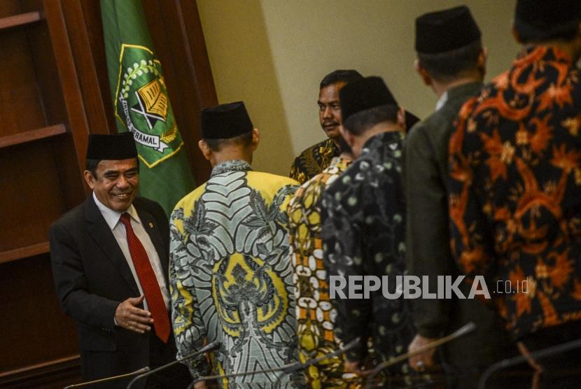 Menteri Agama Fachrul Razi (kiri) saat akan bersalaman dengan pegawai kementerian agama saat serah terima jabatan (Sertijab) di Kantor Kementerian Agama, Jakarta, Rabu (23/10).