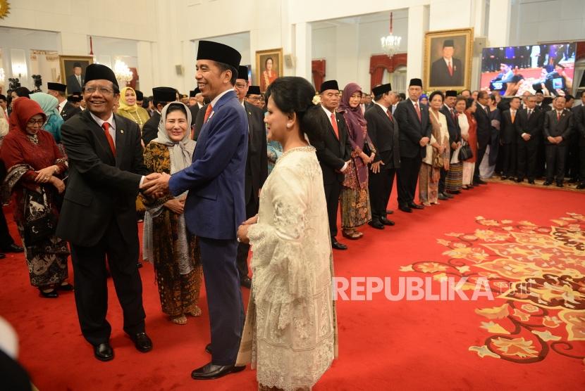 Pengenalan Kabinet Indonesia Maju. Presiden Joko Widodo memberikan ucapan selamat kepada Menko Polhukam Mahfud MD usai pelantikan Kabinet Indonesia Maju di Istana Merdeka, Jakarta, Rabu (23/10).