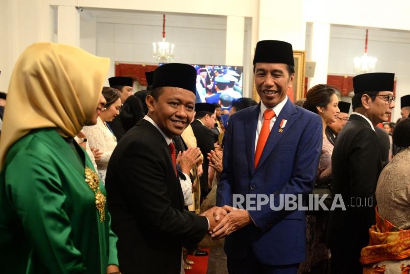 Pengenalan Kabinet Indonesia Maju. Presiden Joko Widodo memberikan ucapan selamat kepada Kepala BKPM Bahlil Lahadalia usai pelantikan Kabinet Indonesia Maju di Istana Merdeka, Jakarta, Rabu (23/10).