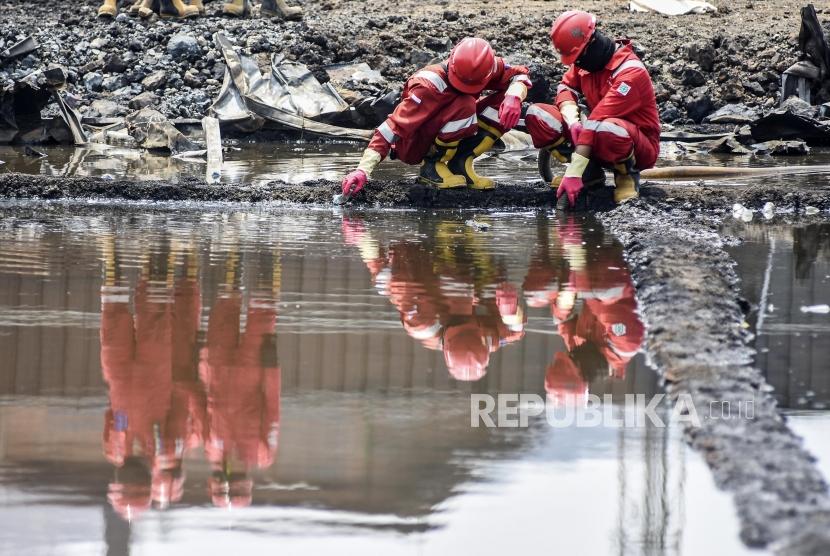Petugas dari Pertamina melakukan penyedotan sisa minyak pasca kebakaran pipa bahan bakar minyak milik Pertamina di Kelurahan Melong, Kota Cimahi, Rabu (23/10).