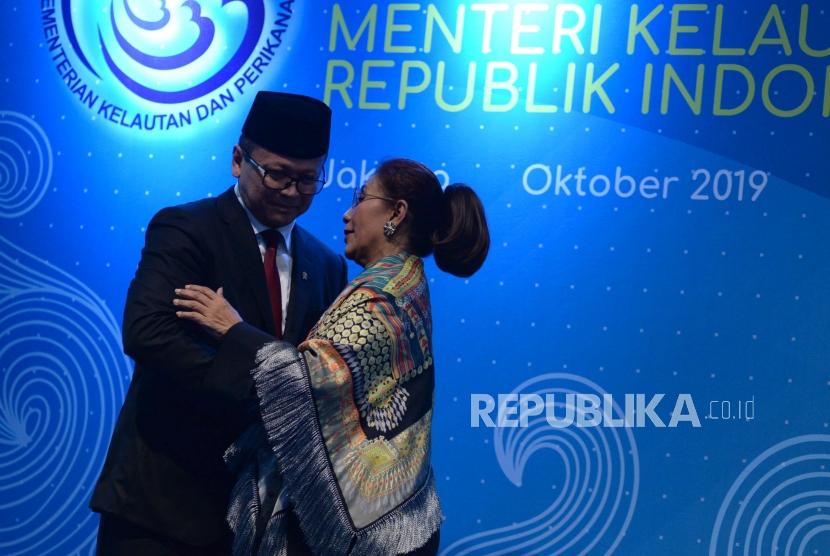 Menteri Kelautan dan Perikanan Edhy Prabowo bersalaman dengan Mantan Menteri Kelautan dan Perikanan Susi Pudjiastuti saat acara serah terima jabatan (Sertijab) di Kantor Kementerian Kelautan dan Perikanan (KKP), Jakarta, pada 23 Oktober 2019.