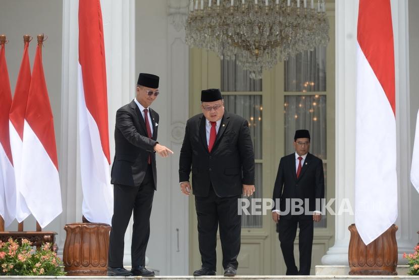 Pelantikan Kabinet Indonesia Maju. Menperin Agus Gumiwang bersama Menristek dan Kepala Badan Riset Inovasi Nasional Bambang Brodjonegoro bersiap mengikuti sesi foto bersama Presiden Joko Widodo usai upacara pelantikan Kabinet Indonesia Maju di Istana Negara, Jakarta, Rabu (23/10).