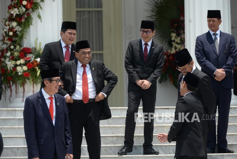 Pelantikan Kabinet Indonesia Maju. Jajaran menteri bersiap mengikuti sesi foto bersama Presiden Joko Widodo usai upacara pelantikan Kabinet Indonesia Maju di Istana Negara, Jakarta, Rabu (23/10).