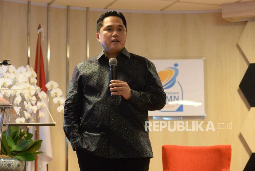 Menteri BUMN Erick Thohir memberikan sambutan pada acara serah terima jabatan di Kementerian BUMN, Jakarta, Rabu (23/10).