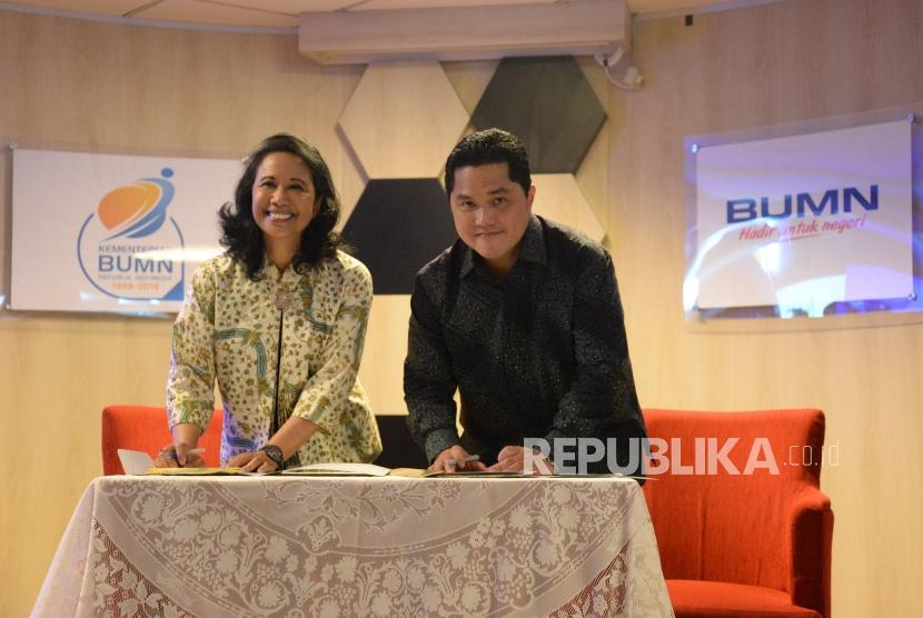 Menteri BUMN Erick Thohir bersama dengan mantan Menteri BUMN Rini Soemarno menandatangani berita acara serah terima jabatan di Kementerian BUMN, Jakarta, Rabu (23/10).