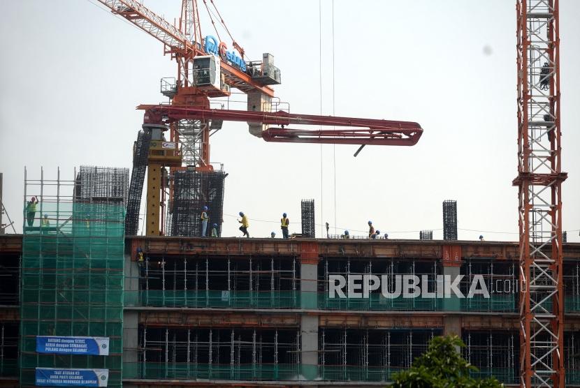 Pembangunan gedung bertingkat di Jakarta, Kamis (24/10). Bauran kebijakan ekonomi yang telah ditempuh Bank Indonesia tidak cukup untuk bisa mendongkrak pertumbuhan ekonomi di tengah adanya resesi ekonomi global.