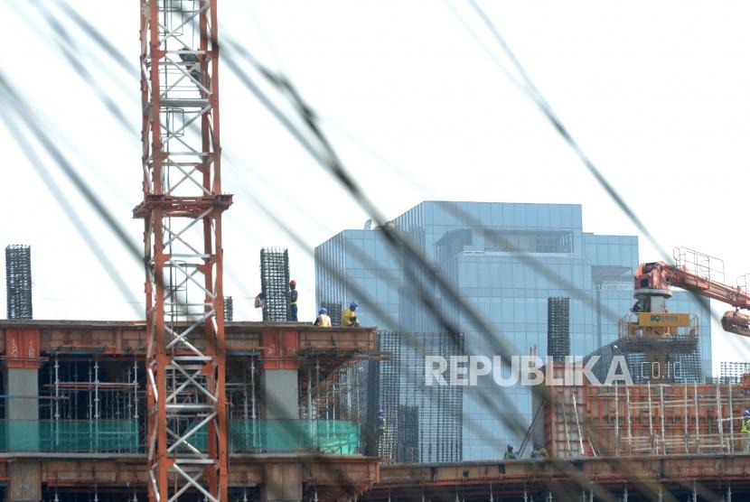 Pertumbuhan Ekonomi Indoensia. Pembangunan gedung bertingkat di Jakarta, Kamis (24/10). Penciptaan infrastruktur yang bertujuan meningkatkan nilai tambah industri di luar Jawa belum maksimal.