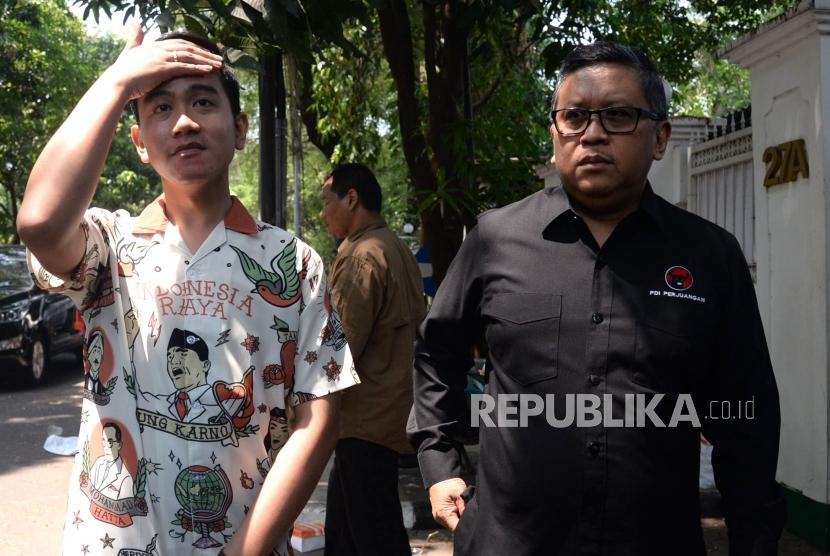 Putra Presiden Joko Widodo Gibran Rakabuming Raka didampingi Sekjen PDIP Hasto Kristiyanto 