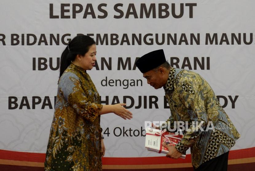 Mantan Menteri Koordinator Bidang Pembangunan Manusia dan Kebudayaan (PMK) yang juga Ketua DPR Puan Maharani berjabat tangan dengan Menko PMK Muhadjir Effendy pada acara lepas sambut di Kantor Kemenko PMK, Jakarta, Kamis (24/10).