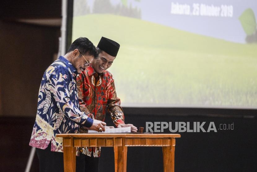 Menteri Pertanian Syahrul Yasin Limpo bersama Menteri Pertanian periode 2014-2019 Amran Sulaiman saat menandatangani memo serah terima jabatan (Sertijab) di Kantor Kementerian Pertanian, Jakarta, Jumat (25/10).