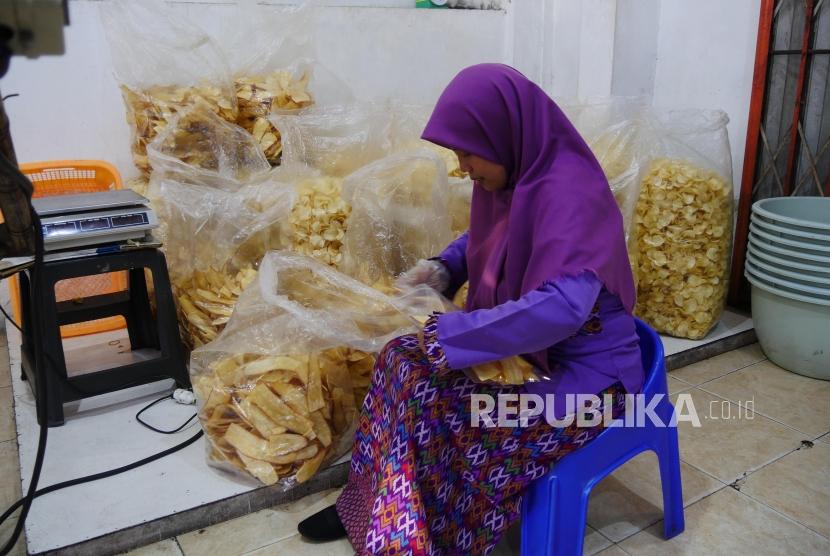 UMKM Disarankan Fokus pada Kebutuhan Konsumen Saat Pandemi. Foto pelaku UMKM (ilustrasi).