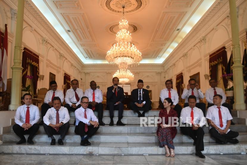 Presiden Joko Widodo (keempat kiri) didampingi Wakil Presiden Ma'ruf Amin (keempat kanan) berfoto bersama wakil menteri Kabinet Indonesia Maju. Jabatan wakil menteri yang diatur dalam Pasal 10 Undang-Undang No. 39/2008 tentang Kementerian Negara digugat ke Mahkamah Konstitusi (MK). 